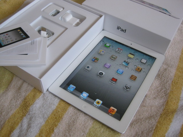 ipad2 สีขาว 3g+wifi 32 gb.ใหม่มากไม่มีรอยเลยค่ะ พร้อมติดฟิลม์