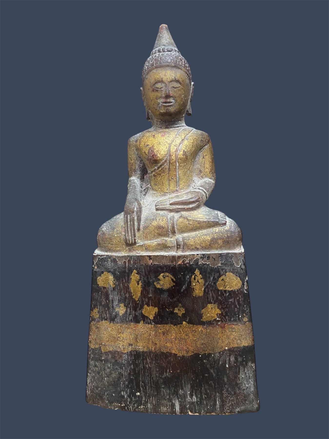 พระเจ้าไม้ล้านนา พุทธลักษณะสิงห์สาม