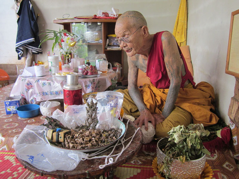 พระกริ่งเมืองนะ รุ่นแรก หลวงปู่ครูบาออ ปัญฑิต๊ะ วัดพระธาตุดอยจอมแวะ เชียงใหม่ หมายเลข 27