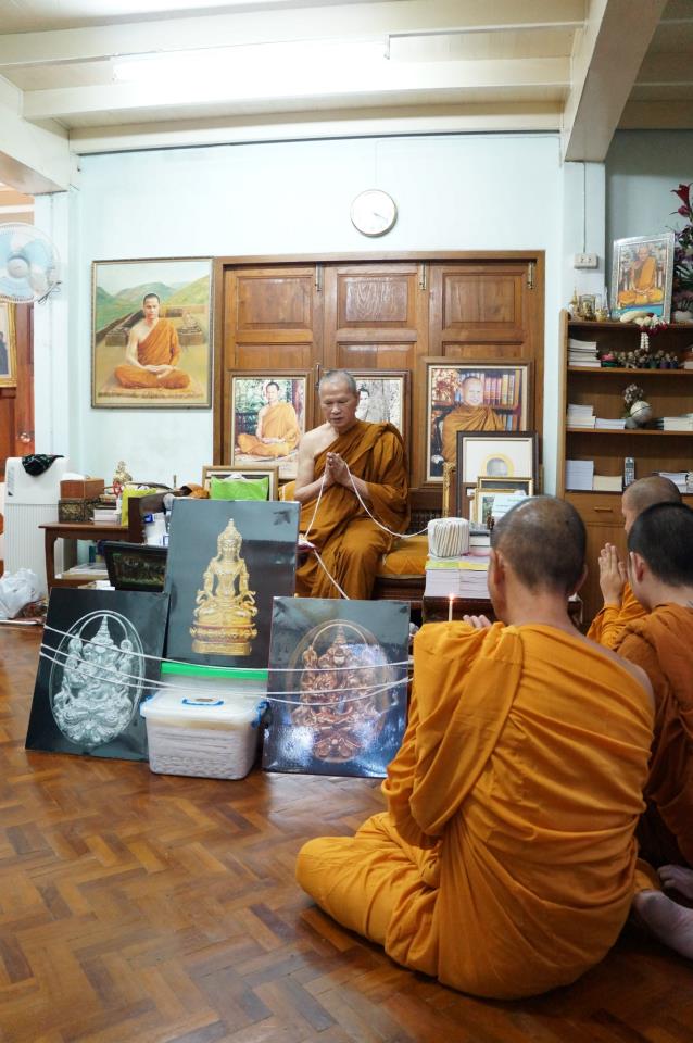 ภาพพระเกจิคณาจารย์ฝ่ายวิปัสสนาและฝ่ายมหายาน  ร่วมกันอธิฐานจิต พระกริ่งอวโลกิเตศวรและเหรียญพระพิฆเนศ 