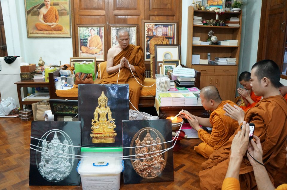 ภาพพระเกจิคณาจารย์ฝ่ายวิปัสสนาและฝ่ายมหายาน  ร่วมกันอธิฐานจิต พระกริ่งอวโลกิเตศวรและเหรียญพระพิฆเนศ 