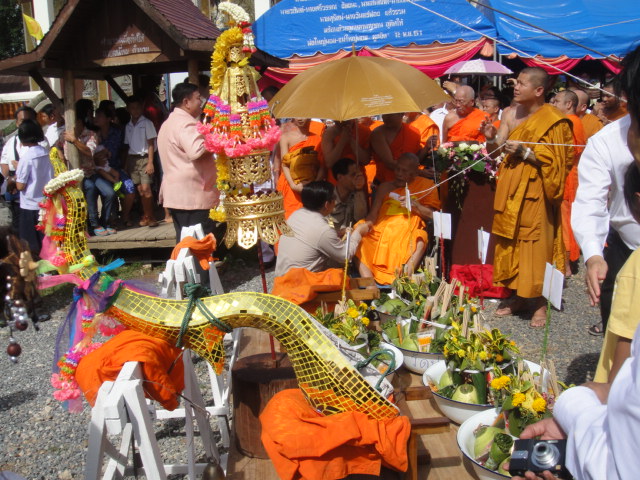 ประมวลภาพงานมุทิตาจิต,ทำพิธียกช่อฟ้าหอไตรและวางศิลาฤกษ์บรรจุพระไว้ใต้ฐานเจดีย์ ลพ.เสนาะ จ.แพร่ 