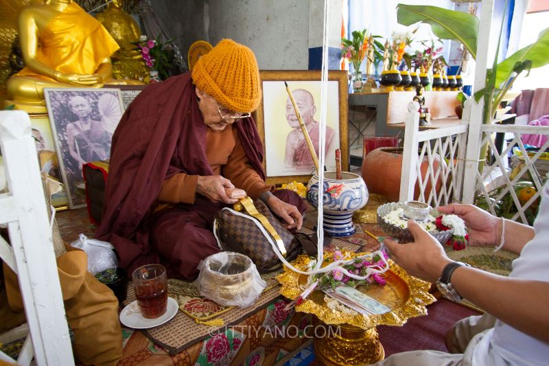 พิธีมัคลาพิเษกวัตถุมงคล ชุดเศรษฐี ครูบาออ 