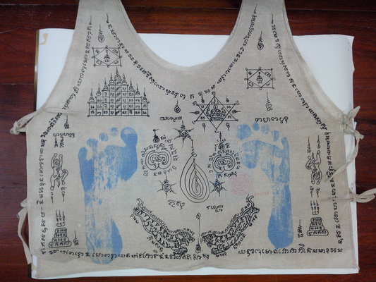 เสื้อยันต์รอยมือรอยเท้ามีตราวัดและเลขนัมเบอร์ของเสื้อ หลวงพ่อคง วัดวังสรรพรส จังหวัดจันทบุรี