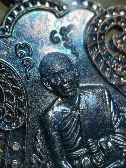 เหรียญเหนือดวง มหาบารมี หลวงปู่แผ้ว
