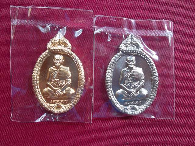 เหรียญหลวงพ่อจรัญ วัดอัมพวัน สิงห์บุรี รุ่นเมตตาเนิ้ออัลปากา+ทองแดง2องค์ปี2555สวยๆพร้อมกล่องเคาะเดีย