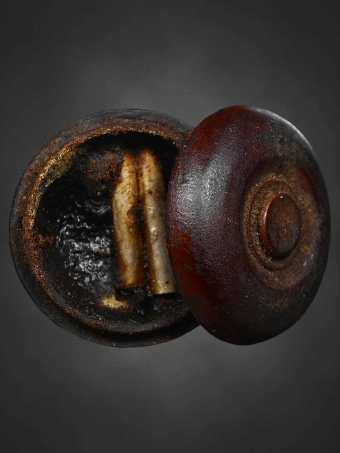 สีผึ้งดำตะกรุดสาริกาเนื้อเงิน ลป.เย่อ