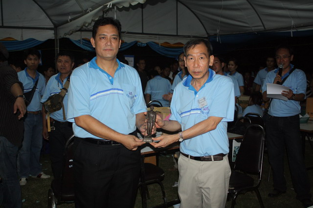 @@@..การมอบของที่ระลึกแด่กรรมการรับและตัดสินพระงานจอบแรก 52...@@@