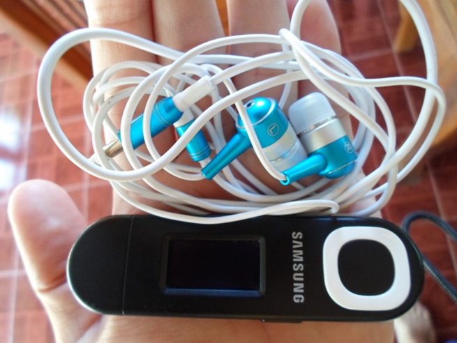 เครื่องเล่น MP3 Samsung 4GB ของแท้ พร้อมหูฟัง สภาพดีมาก ขายถูกๆๆ(1000เดียวครับ)