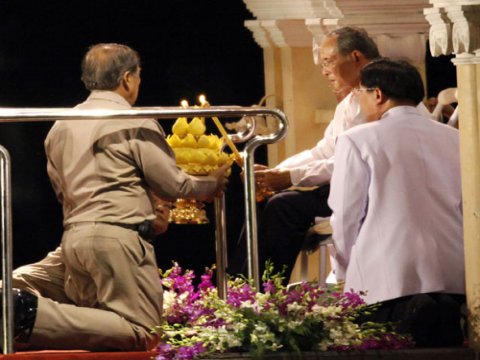 ทรงลอยพระประทีปเนื่องวันลอยกระทงตามราชประเพณี 