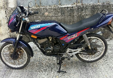 RXZ135 cc ไม่ค่อยได้เอาออกขับ รถประมา 20 กว่าปี รถสภาพอได้ เครื่องเดิม ยังแน่น ทำสีมาใหม่ทั้งคัน (ทำ